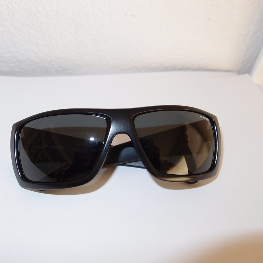 ARNETTE  "HAZARD" WRAP SUNGLASSES-MATTE BLK/ NON POLARIZED-VG-UNISEX